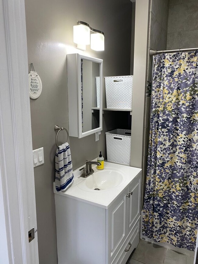 Building Photo - Single Family Home Available August 5th!