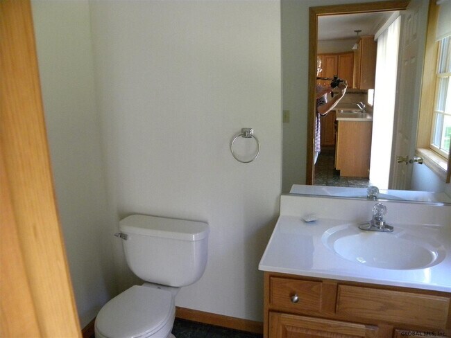 Building Photo - 8 Red Maple Ln