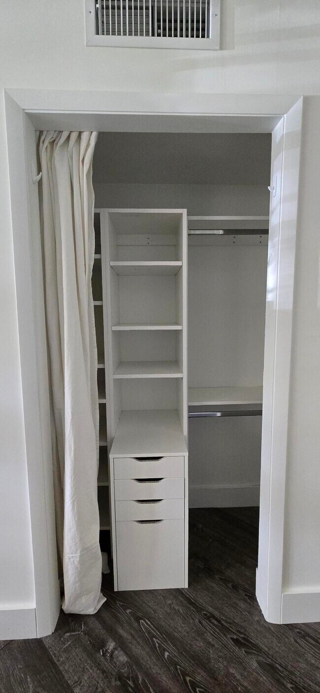 Building Photo - 3300 N Palm Aire Dr