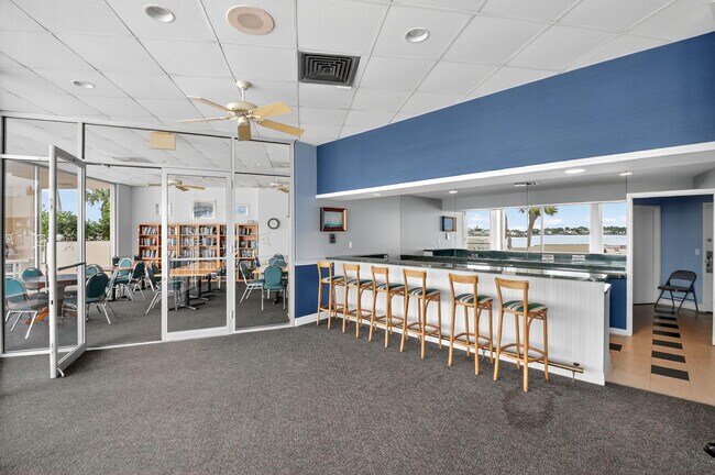 Building Photo - 132 Lakeshore Dr