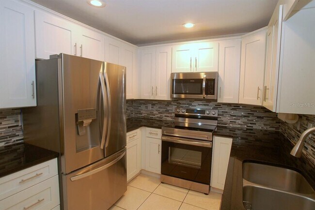 Building Photo - 468 Limewood Ave