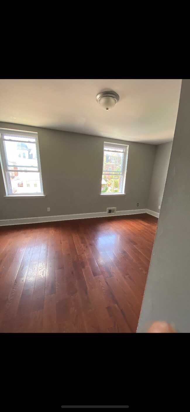 2nd Fl frt bdrm w/closet - 603 N 32nd St