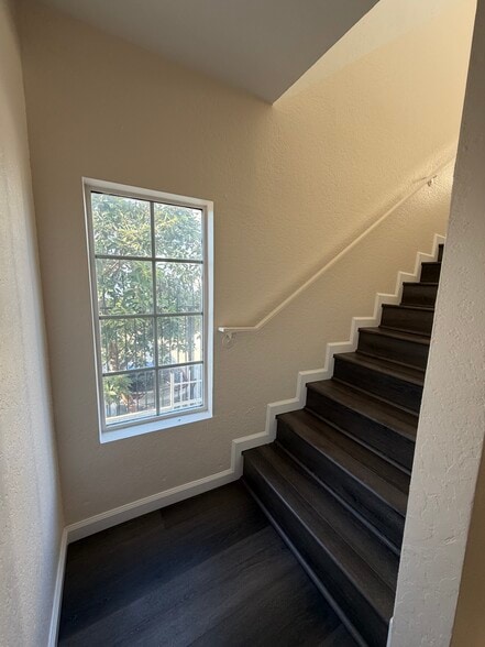 Building Photo - 13522 Glenoaks Blvd