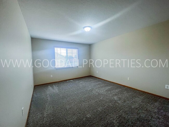 Building Photo - Wonderful 2 Bedroom, 2 Bath Townhome in No...