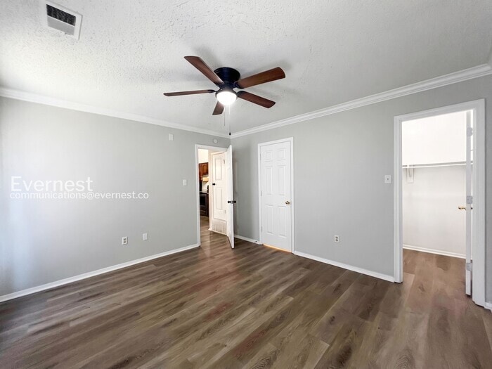 Building Photo - 1208 W E Ross Pkwy