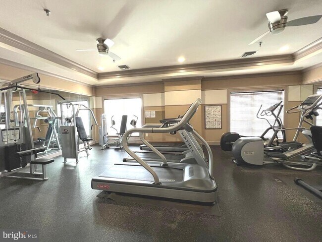 Building Photo - 4852 Eisenhower Ave