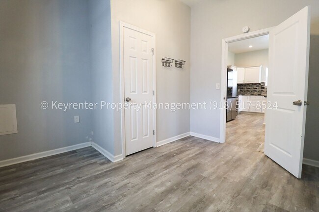 Building Photo - 1324 N Cheyenne Ave