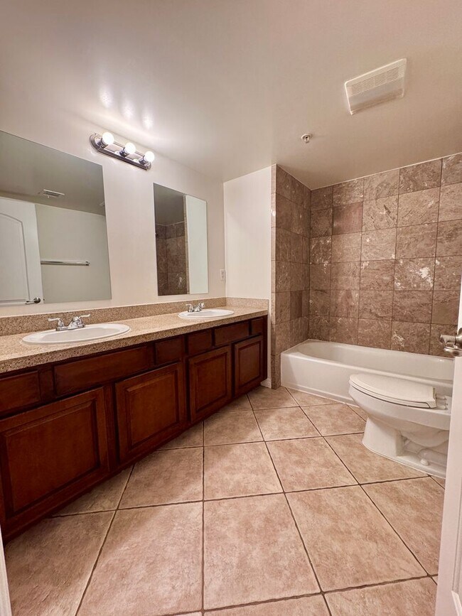 Building Photo - 3 bedroom 2 bath condo on Vanowen