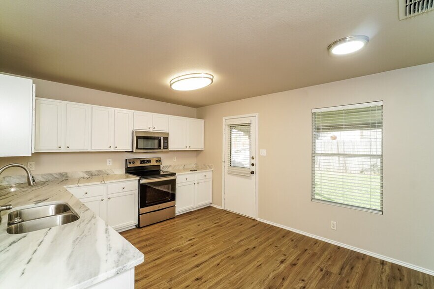 Building Photo - 120 Bay Willow