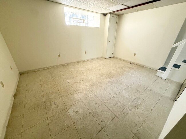 Building Photo - Gorgeous 3-Bed Townhome in Lawncrest! Available NOW!