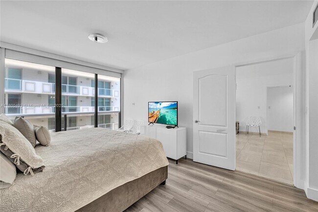 Building Photo - 9455 Collins Ave