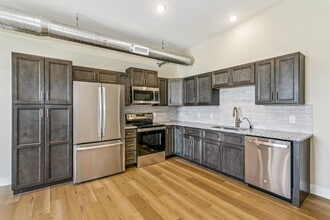 Building Photo - Hyde Park Flats Available NOW! Get $1000 credit towards rent and/or monthly fees!