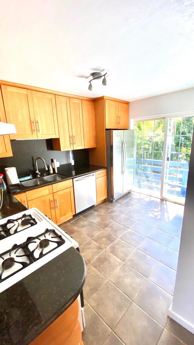 Building Photo - 724 Grand View Ave