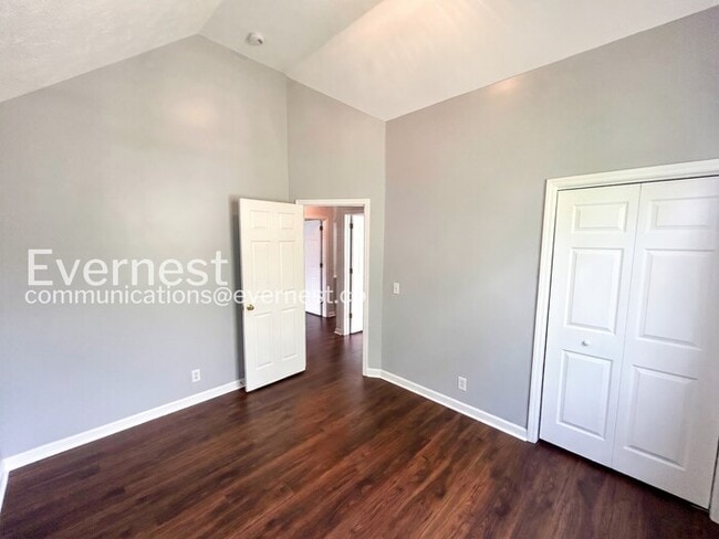 Building Photo - 3-Bed/2-Bath Home with Attached Garage/ Available Now!