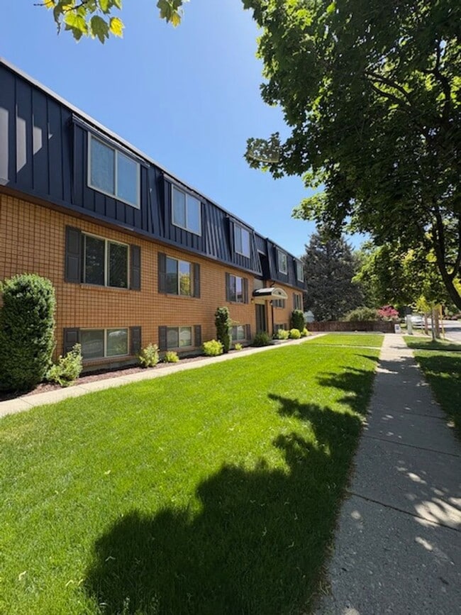 Building Photo - 2 Bedroom Apartment in Holladay!