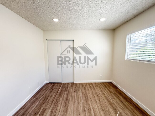 Building Photo - 14801 Delano St