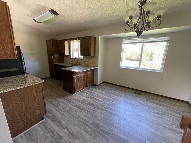 Building Photo - 5 Bedroom D20 Home with Large Backyard