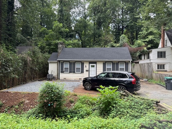 Primary Photo - Charming cottage walkable to Grounds.