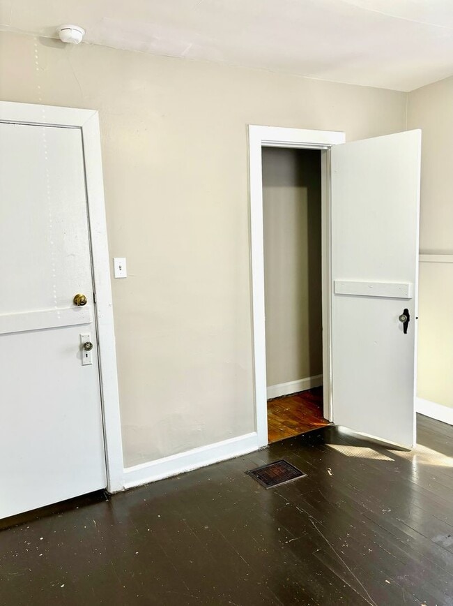 Building Photo - Spacious 2 bedroom home near Churchill Dow...