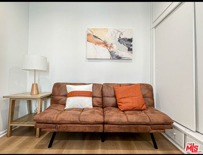 Building Photo - 239 S Doheny Dr