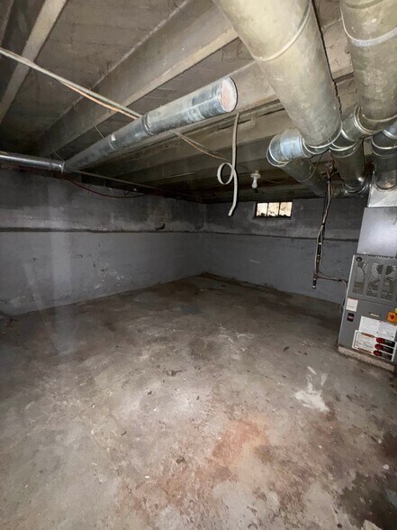 Building Photo - 1553 E Hickory St