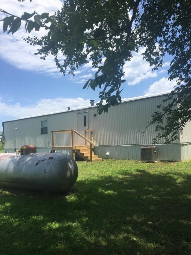 Building Photo - 2 bed 1 bath Country home