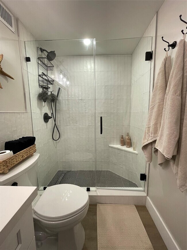 Building Photo - 400 Kings Point Dr