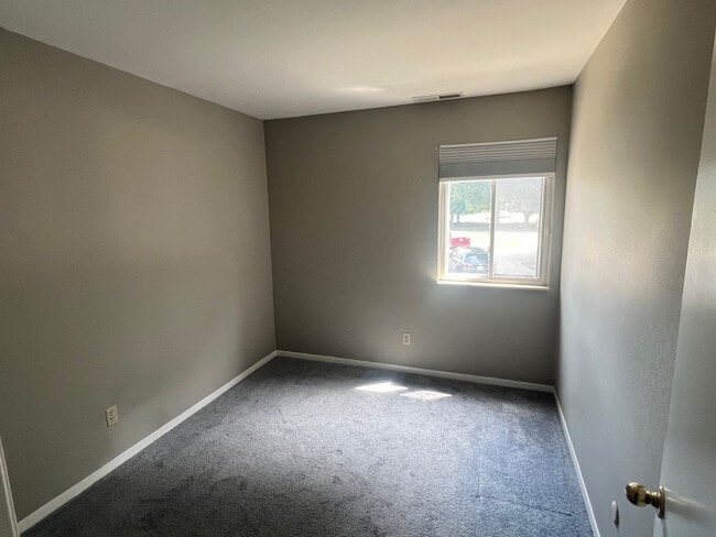 Building Photo - 2 Bedroom Condo in Colony West - Available...