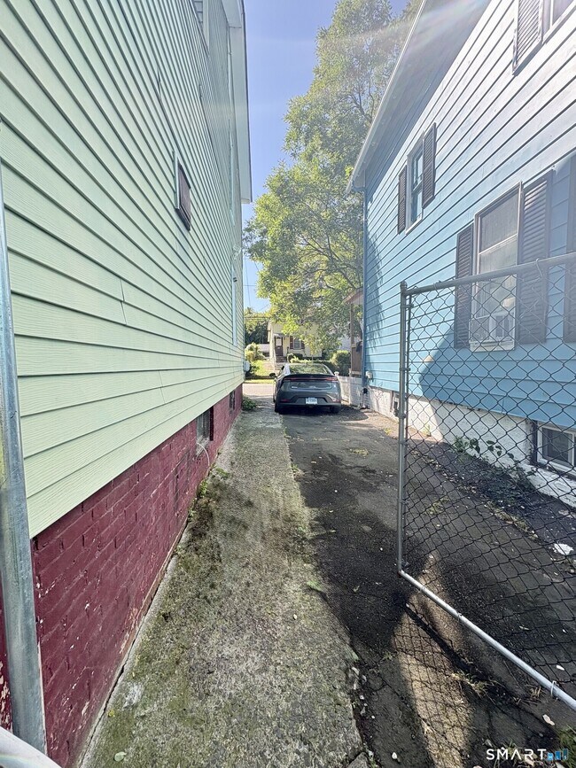 Building Photo - 331 Munson St