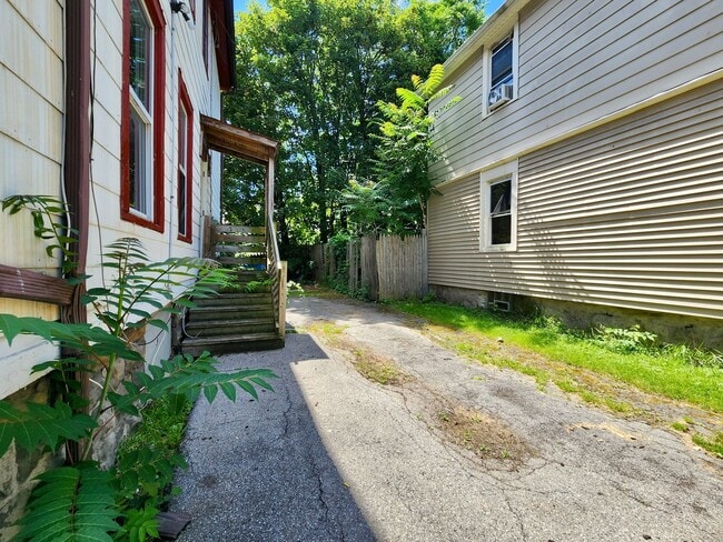 Building Photo - 5 Bedroom 2 Full Bath Houses | Front Porch | Back Yard | Off Street Parking | in-Unit Laundry
