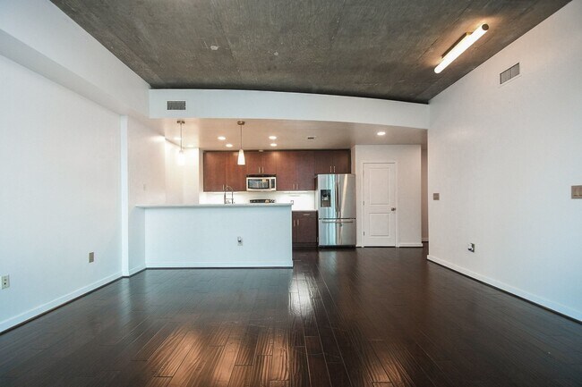 Building Photo - 5925 Almeda Rd