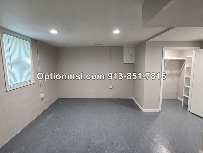 Building Photo - Available NOW in Harrisonville!!