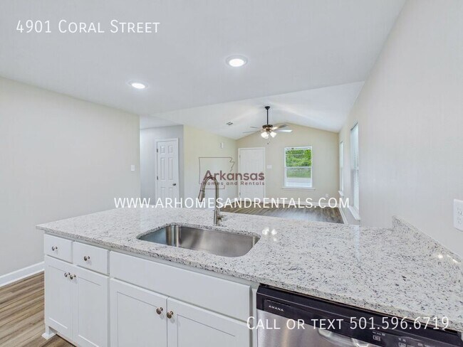 Building Photo - 4901 Coral St