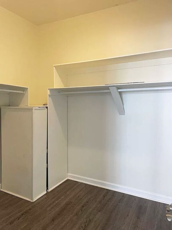 Building Photo - 235 King St