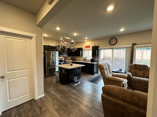 Building Photo - Large Bremerton Townhome