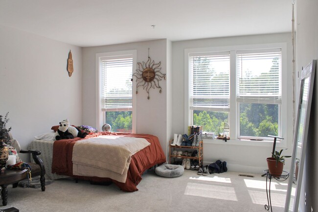 Building Photo - Primary bedroom with private bath