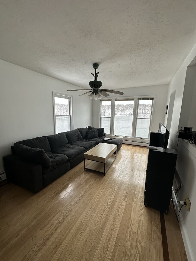 Building Photo - Luxurious 2 Bed, 2 Bath Rental on Lake Qui...