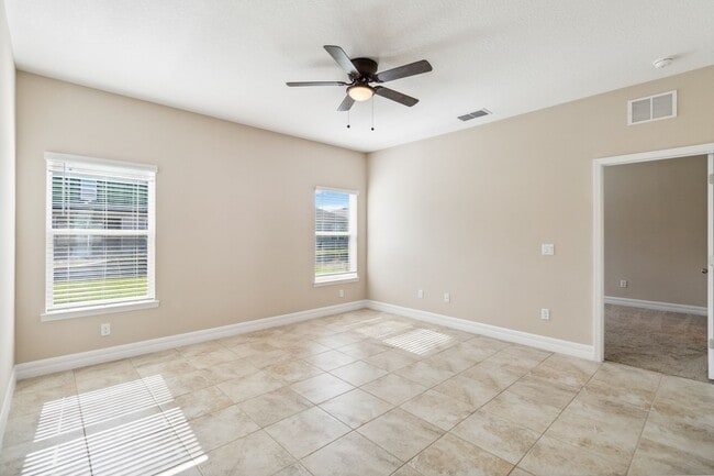 Building Photo - Beautiful Energy Efficient 4/2 Close to La...