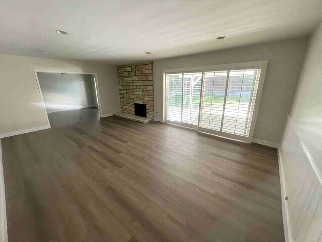 Building Photo - BEAUTIFUL FOUR BEDROOM TWO AND A HALF BATH HOME!