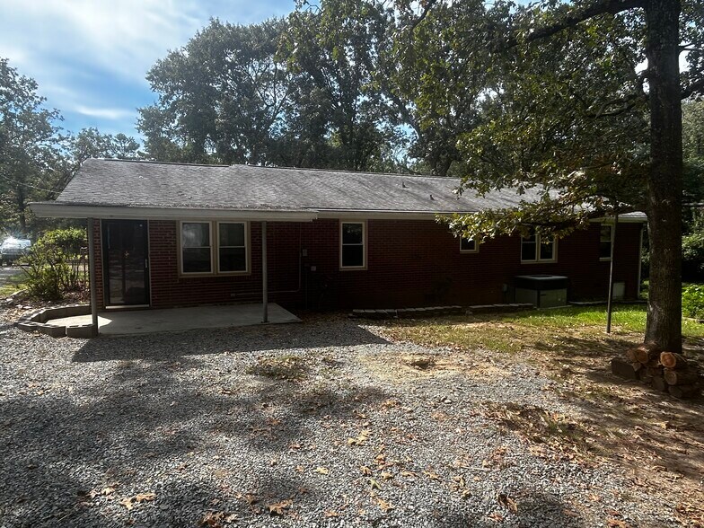 Building Photo - 1144 Forest Dr
