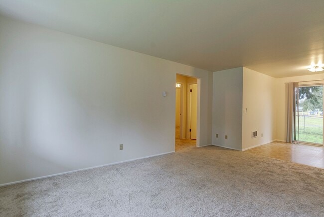 Building Photo - 830 SW 6th Ave