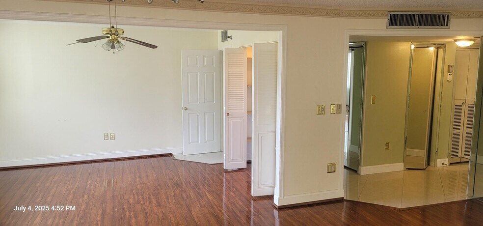 Building Photo - 1300 Saint Charles Pl