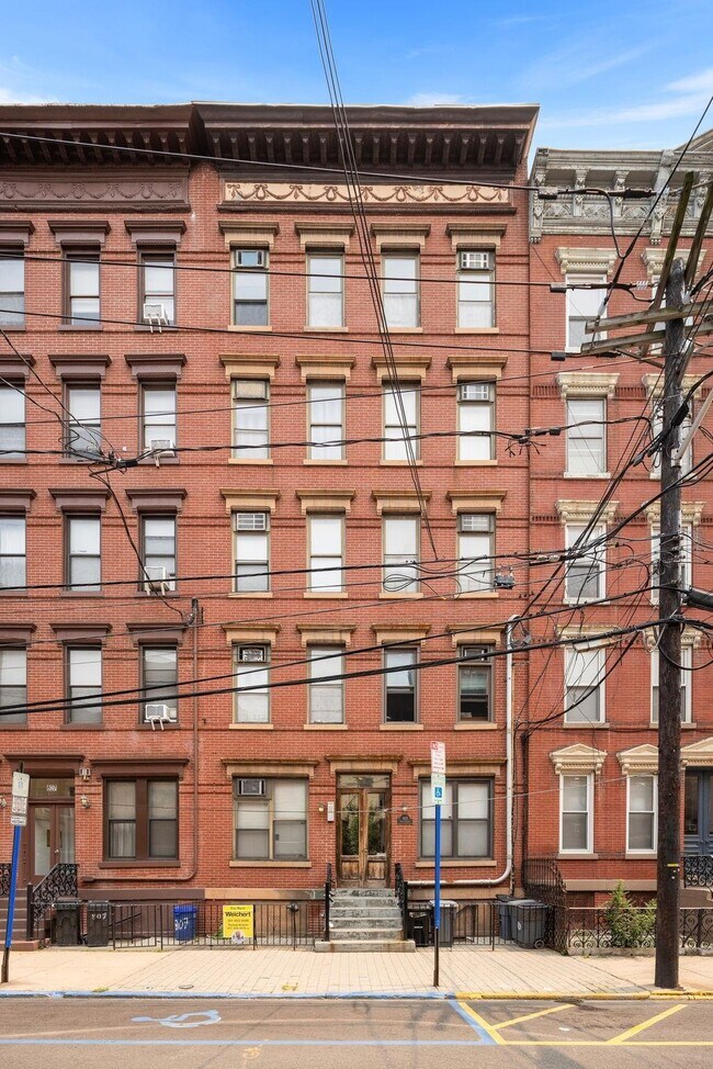 Building Photo - 805 Park Ave