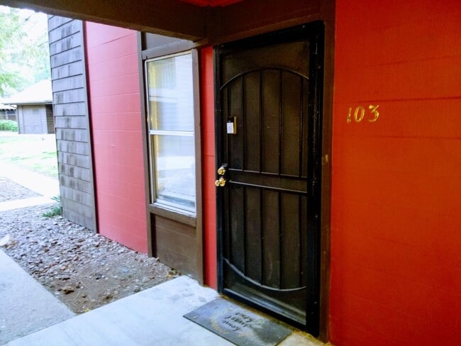 Building Photo - 1 Bed, 1 Bath. Condo! Next to the Heart of NAU Campus!  - Students & Cats OK!! NO Dogs! Avail. NOW!!