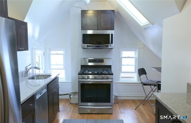 Building Photo - 392 Orange St