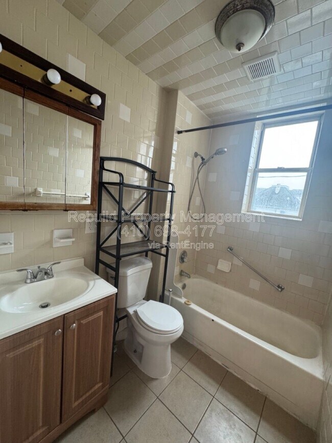 Building Photo - 2867 Lake Ave