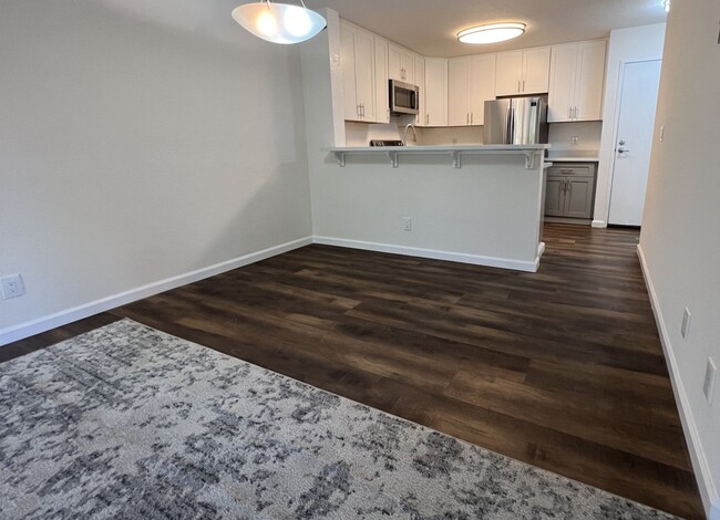 Building Photo - Renovated Fremont 2 Bed / 1 Bath Condo wit...