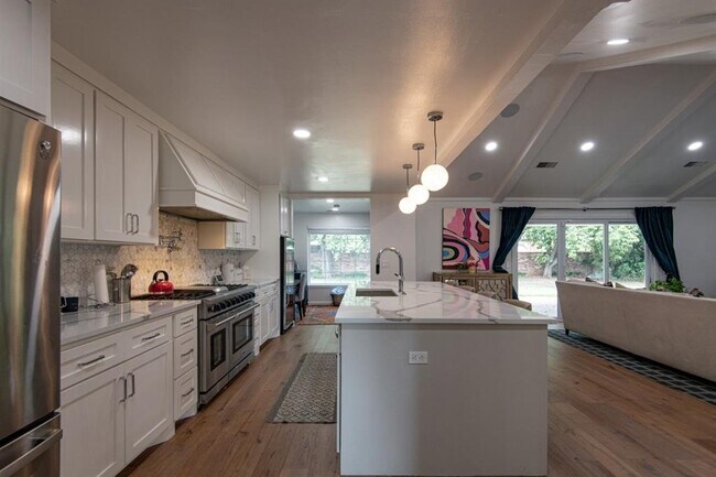 Building Photo - 3025 Regency Ct