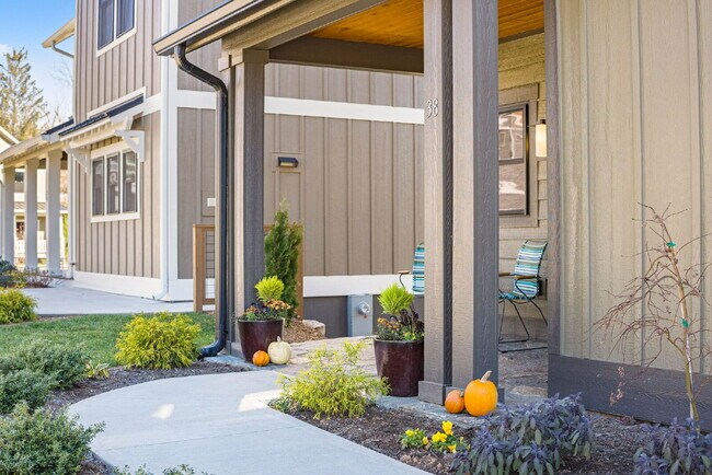 Building Photo - Fully Furnished | Asheville Area | 3–12 Month Leases Available