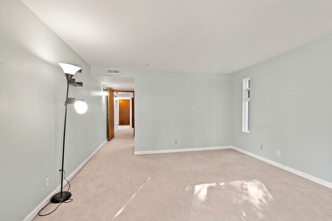 Building Photo - Amazing 2bed/1.5bath Condo Unit with Private Balcony in Meridian Park!